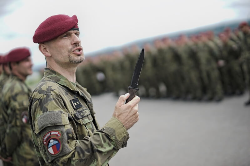 Nůž Cháron v rukou velitele útvaru podplukovníka Iva Zelinky, který zavzpomínal na chvíli, kdy útočný nůž Cháron sám z rukou plukovníka Aleše Opaty v roce 2007 při nasazení v severoafghánské provincii Badadachšán obdržel. | 43. výsadkový pluk